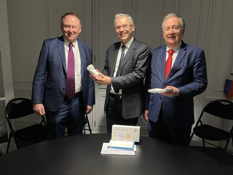 Remise d'un échographe mobile par le docteur Christophe de Jaeger, Président de la Commission santé, au Dr Patrick Dewavrin en présence du Président du Rotary Club de Paris Didier Fillastre et de Jean François Lanthier de la Commission Internationale